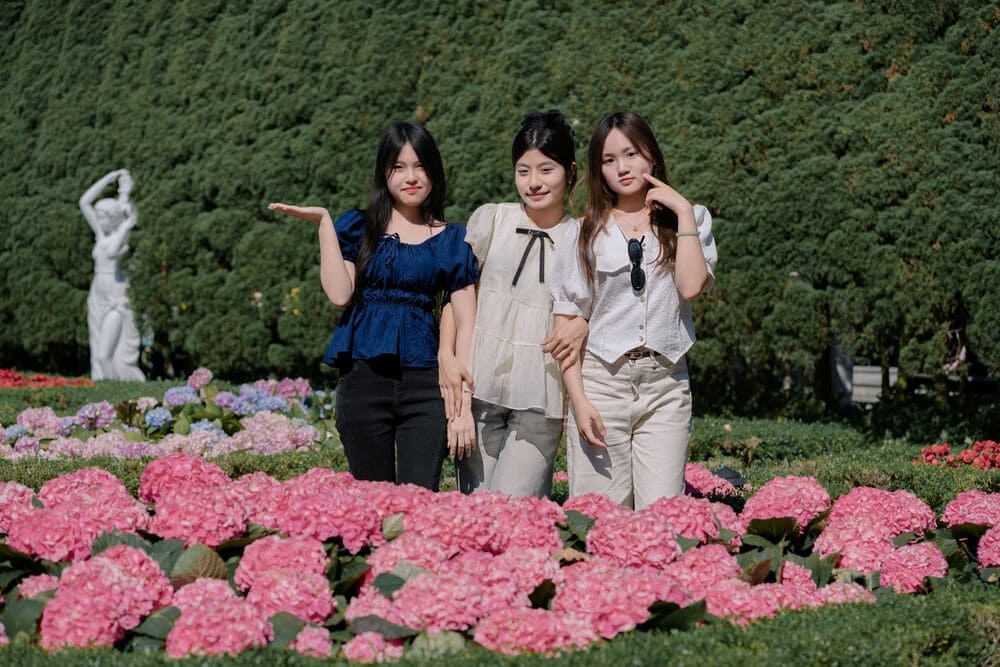 Du khách rạng rỡ check-in bên thảm hoa cẩm tú cầu rực rỡ tại Vườn hoa Le Jardin D’Amour. Ảnh: Thanh Sơn