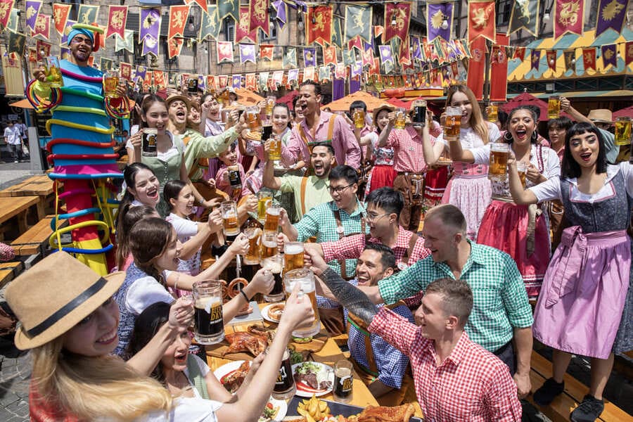 Du khách tham gia thử thách kịch tính và nhận giải thưởng từ Vua Bia. Ảnh: Thanh Sơn