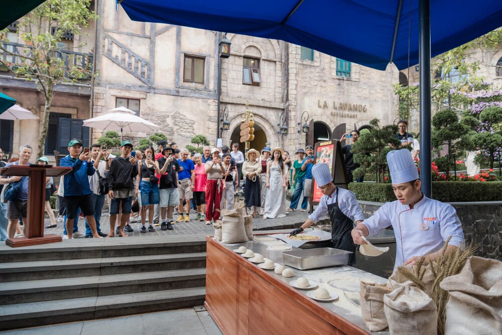 Màn tung hứng đế bánh điêu luyện của đầu bếp tại nhà hàng Brasserie. Ảnh: Thanh Sơn