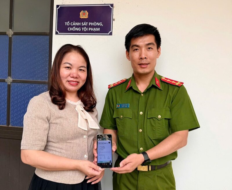 Mai Chau Commune Police (Phu Tho province) support people to refund mistakenly transferred money. Photo: Ministry of Public Security