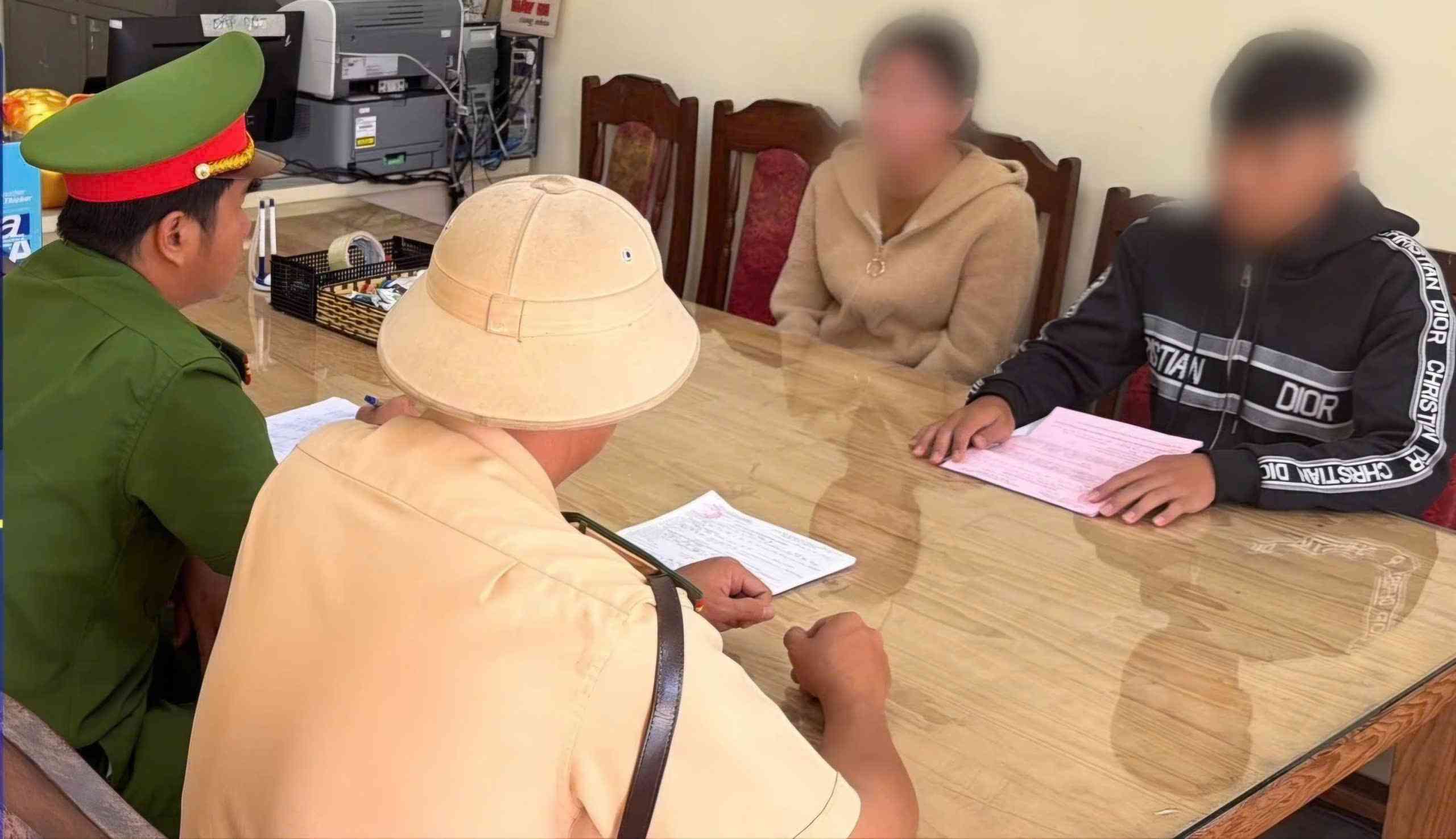 Công an làm việc với thiếu niên và phụ huynh liên quan đến các vi phạm. Ảnh: Công an cung cấp 