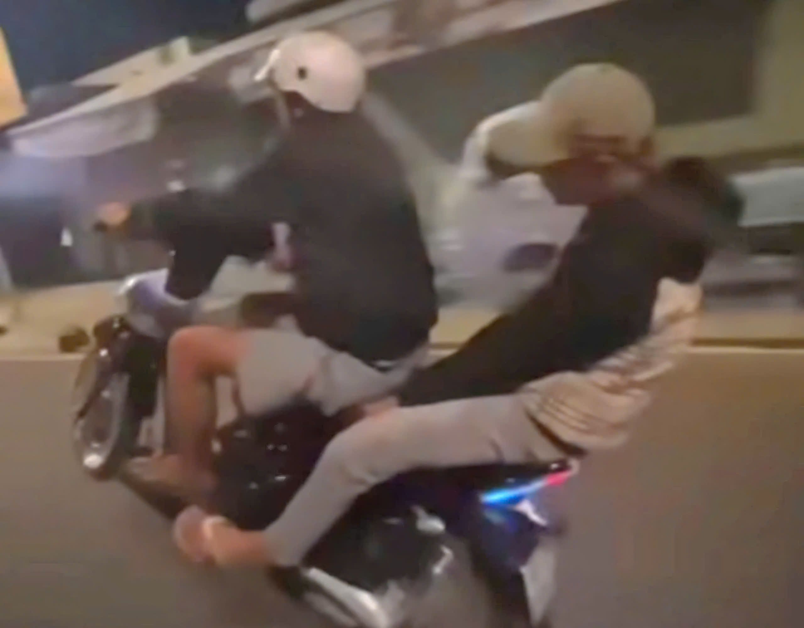 El adolescente M conducía una motocicleta con una rueda y llevaba a un amigo sentado detrás. Foto: Policía proporcionada