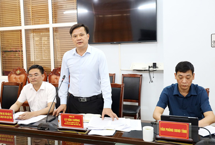 El Sr. Lò Văn Cương - Vicepresidente Permanente del Comité Popular Provincial de Điện Biên habló en la reunión de trabajo con la comunidad empresarial. Foto: Lan Phương