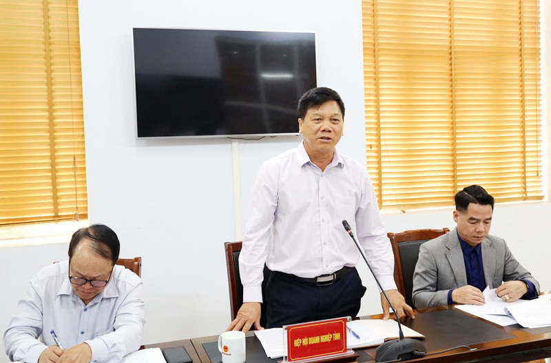 Ông Bùi Đức Giang - Chủ tịch HHDN tỉnh phát biểu, kiến nghị các giải pháp hỗ trợ doanh nghiệp. Ảnh: Lan Phương