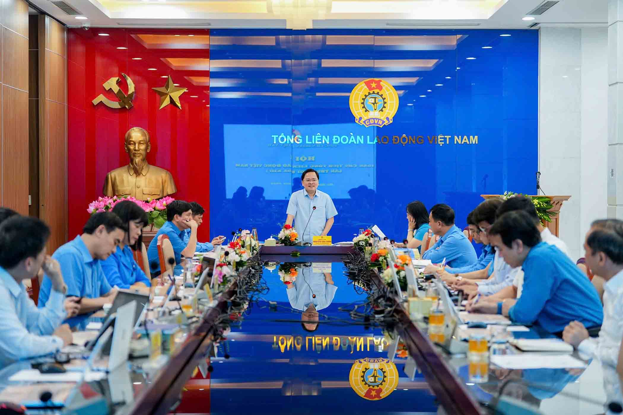 On the afternoon of April 17, the Presidium gave opinions on the organization and operation of commune, ward, and special zone trade unions. Photo: Huu Chanh