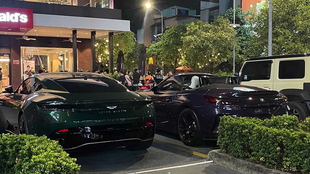 Aston Martin DB11 and BMW Z4 duo with striking paint color appear on the streets of Ho Chi Minh City. Photo: Minh Thuan