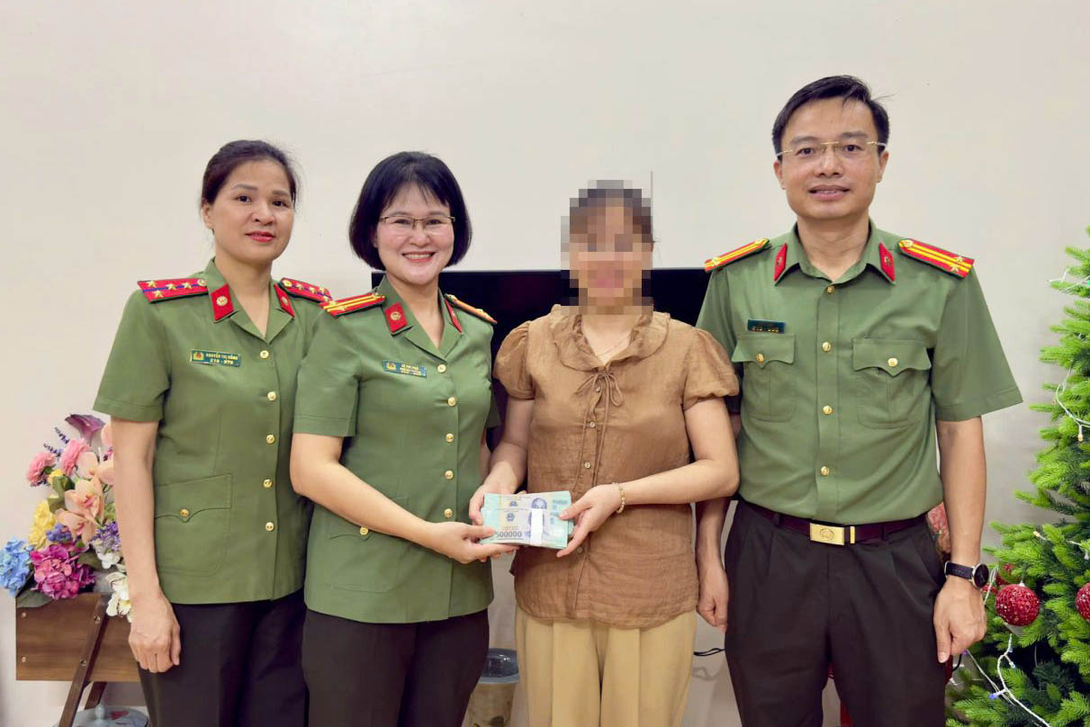 Representatives of the commander and officers and soldiers of Huong Thanh resort and Lieutenant Colonel Le Thi Nga (2nd from the left) of the Logistics Department, Thanh Hoa Provincial Police return the amount of 100 million VND that Ms. N.T. N. A mistakenly transferred. Photo: conganthanhhoa. gov. vn