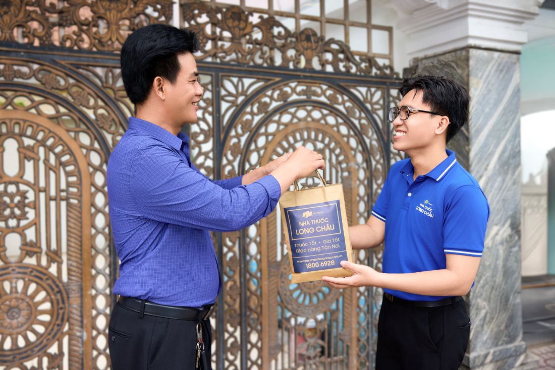 Giao hàng miễn phí cho tất cả khách hàng đặt qua ứng dụng. Ảnh: Long Châu 