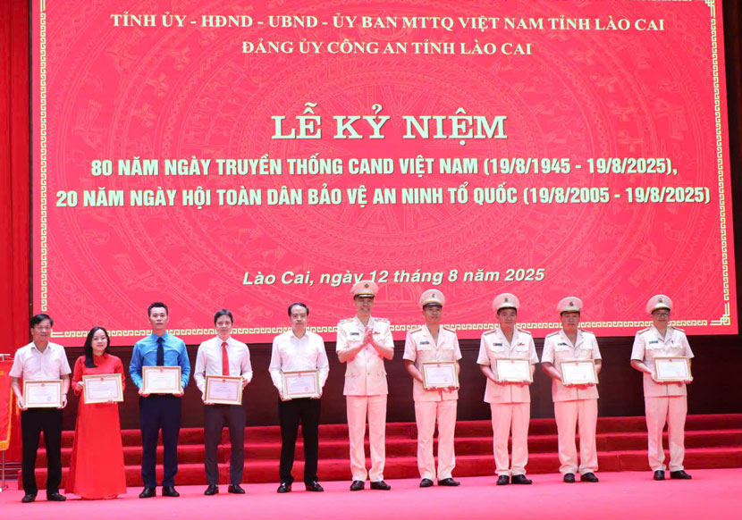 Công đoàn Lào Cai nhận Giấy khen Giám đốc Công an tỉnh. Ảnh: Huyền Thúy