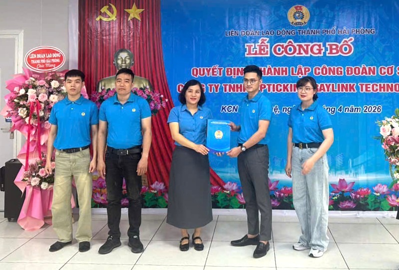 Representatives of the Trade Union Board of Hai Phong City Labor Federation Industrial Park present the decision to establish the Company's trade union. Photo: Thanh Xuan