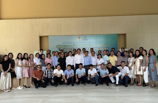Lãnh đạo Công đoàn Petrovietnam cùng các cán bộ tham gia tập huấn nghiệp vụ. Ảnh: CĐCS