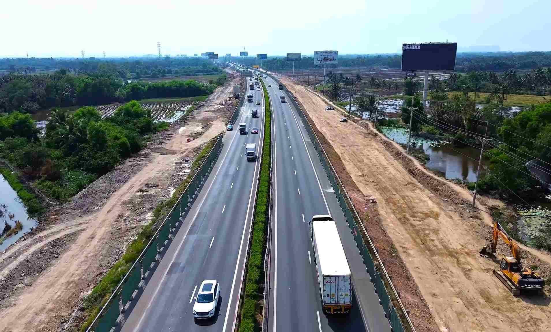 Construction to expand the Ho Chi Minh City - Long Thanh expressway to 10 lanes. Photo: Anh Tu