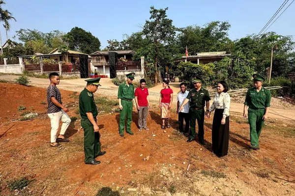 Đồn Biên phòng Hướng Phùng (Bộ đội Biên phòng tỉnh Quảng Trị) khảo sát vị trí xây dựng giếng khoan tại các cụm dân cư thuộc các thôn Bụt Việt, Xa Ry, Cổ Nhổi và Ra Ly - Rào, xã Hướng Phùng. Ảnh: TTXVN phát