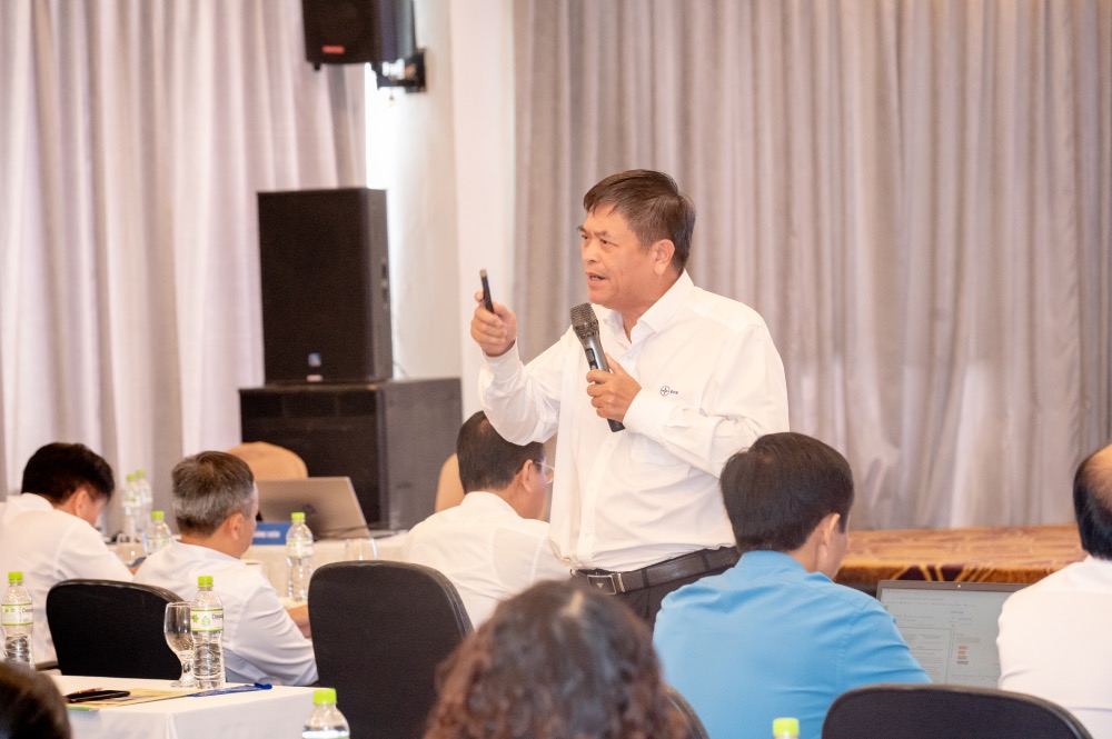 Đồng chí Nguyễn Tường Dũng - Chủ tịch Công đoàn Công ty TNHH MTV Nhiệt điện Thủ Đức truyền đạt kỹ năng hoạt động của mạng lưới ATVSV. Ảnh: Đắc Cường