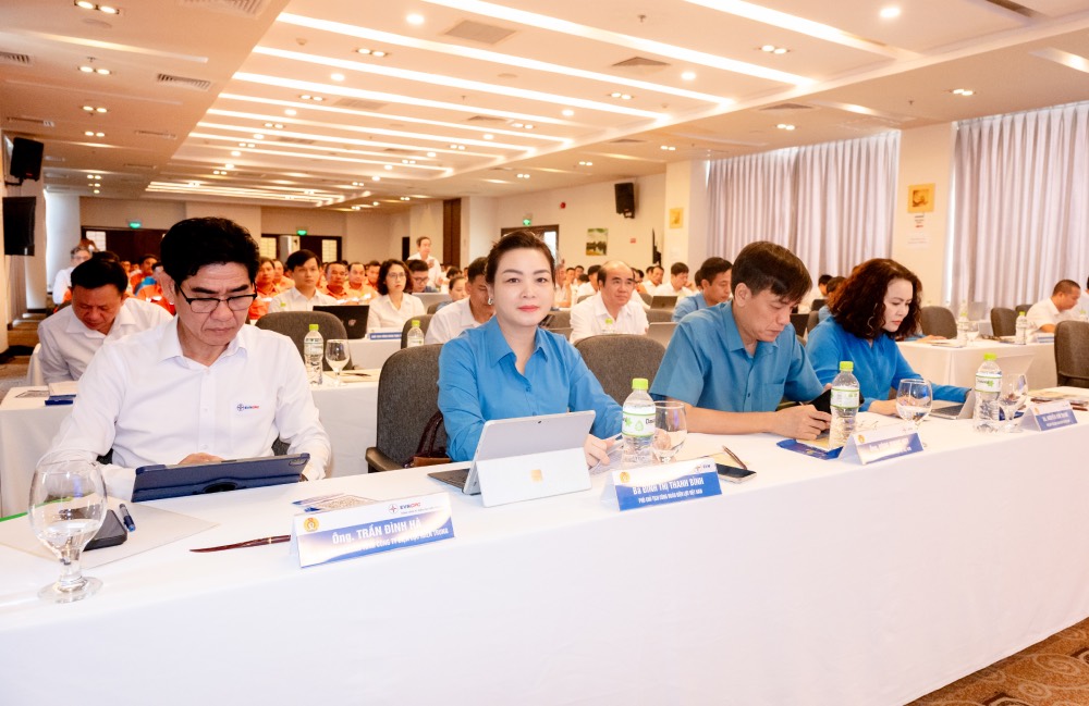 Người lao động và cán bộ công đoàn ngành điện tham gia hội nghị tập huấn. Ảnh: Đắc Cường