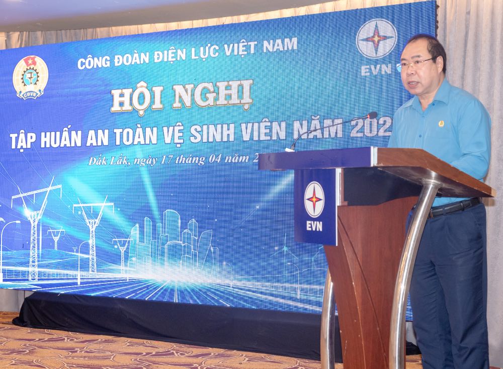 Chủ tịch Công đoàn Điện lực Việt Nam Đỗ Đức Hùng phát biểu khai mạc Hội nghị tập huấn an toàn vệ sinh lao động cho cán bộ Công đoàn, an toàn vệ sinh viên năm 2026. Ảnh: Đắc Cường
