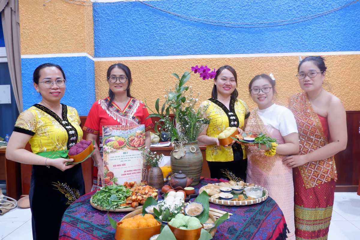 Các gian hàng ẩm thực, nơi giới thiệu những món ăn truyền thống từ các vùng miền, dân tộc khác nhau. Ảnh: Minh Tâm