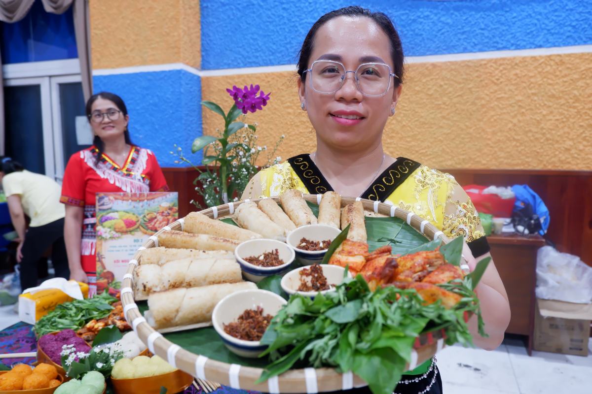 Gian hàng ẩm thực mang màu sắc của người Khmer. Ảnh: Minh Tâm