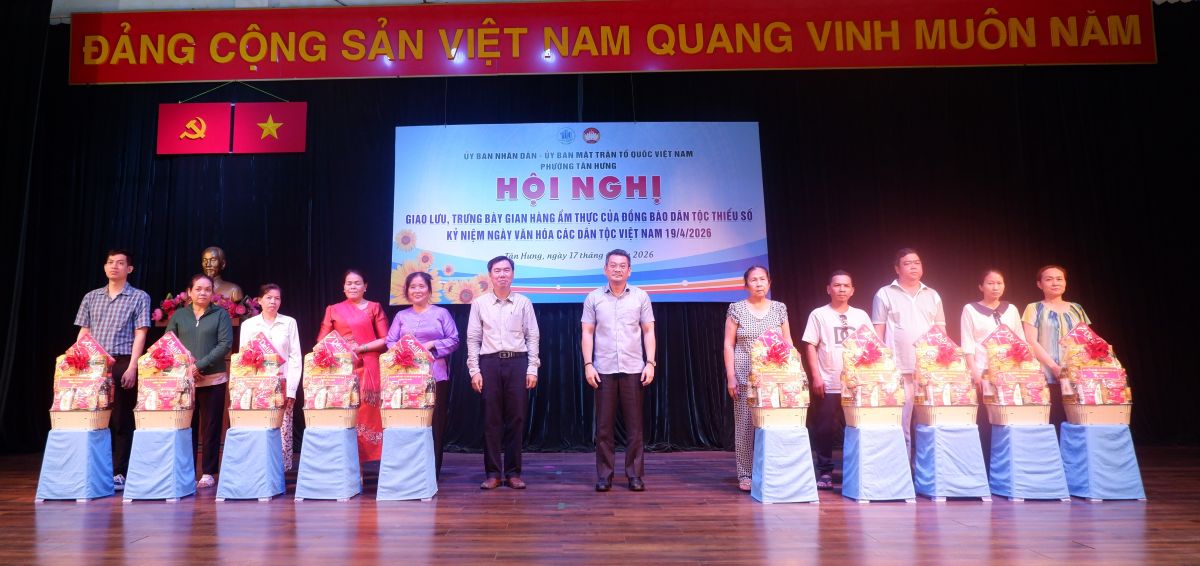 Trao tặng quà cho hộ gia đình đồng bào dân tộc thiểu số khó khăn trên địa bàn phường Tân Hưng. Ảnh: Minh Tâm