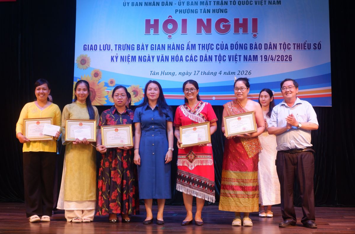 Các đội thi gian hàng ẩm thực nhận giải thưởng. Ảnh: Minh Tâm