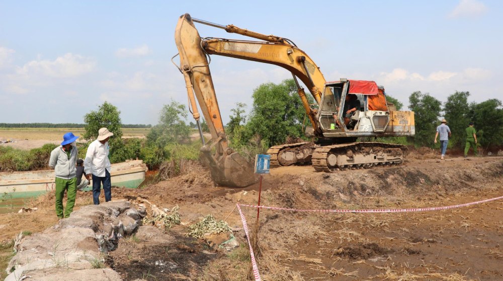 Lực lượng chức năng thực hiện cưỡng chế, thu hồi diện tích đất bị chiếm. Ảnh: Tiến Dũng