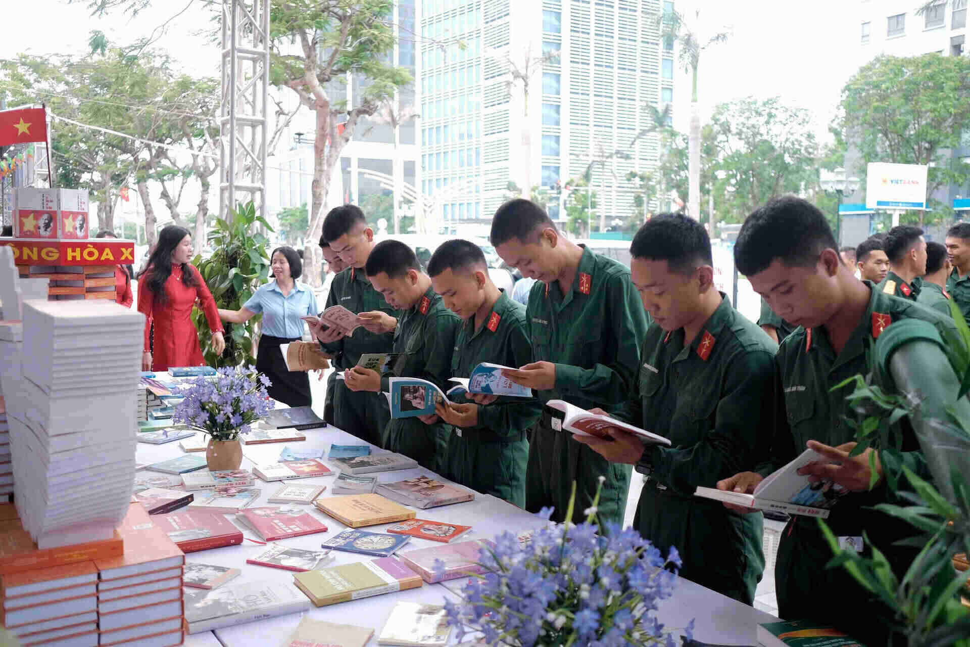 Các bạn đọc tham quan và trải nghiệm gian trưng bày sách tại Thư viện tỉnh Nghệ An. Ảnh: Mai Ngân