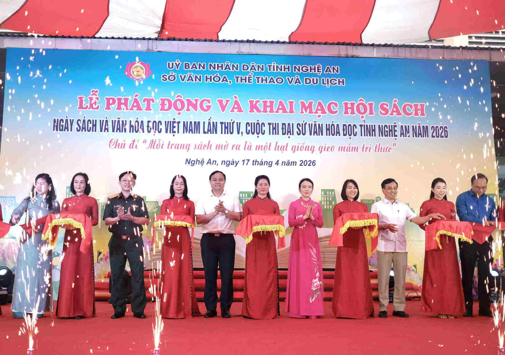 Ribbon-cutting ceremony to welcome the 2026 Vietnam Book and Reading Culture Day. Photo: Mai Ngan