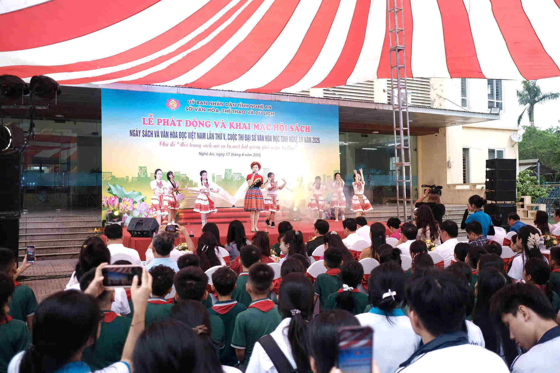 Không khí sôi động tại Lễ phát động và khai mạc Hội sách tỉnh Nghệ An. (Ảnh: Mai Ngân)