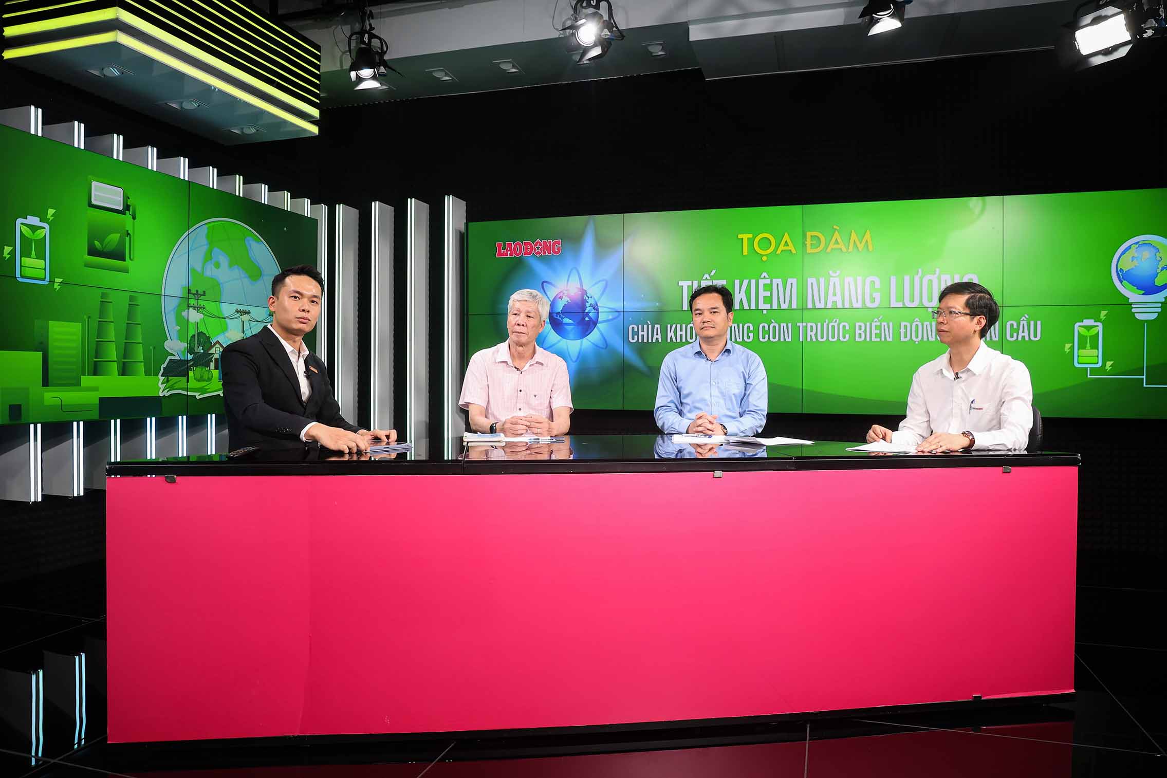 Tọa đàm “Tiết kiệm năng lượng: Chìa khóa sống còn trước biến động toàn cầu” của Báo Lao Động. Ảnh: Việt Anh