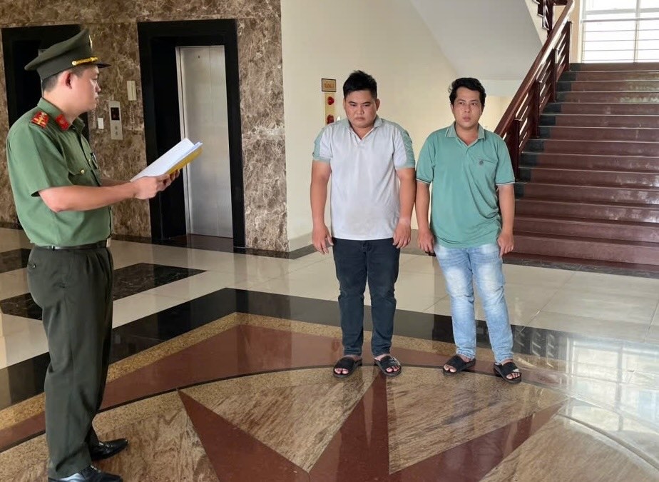 Cơ quan An ninh điều tra Công an tỉnh Quảng Trị tống đạt quyết định khởi tố vụ án, 2 bị can. Ảnh: Công an Quảng Trị