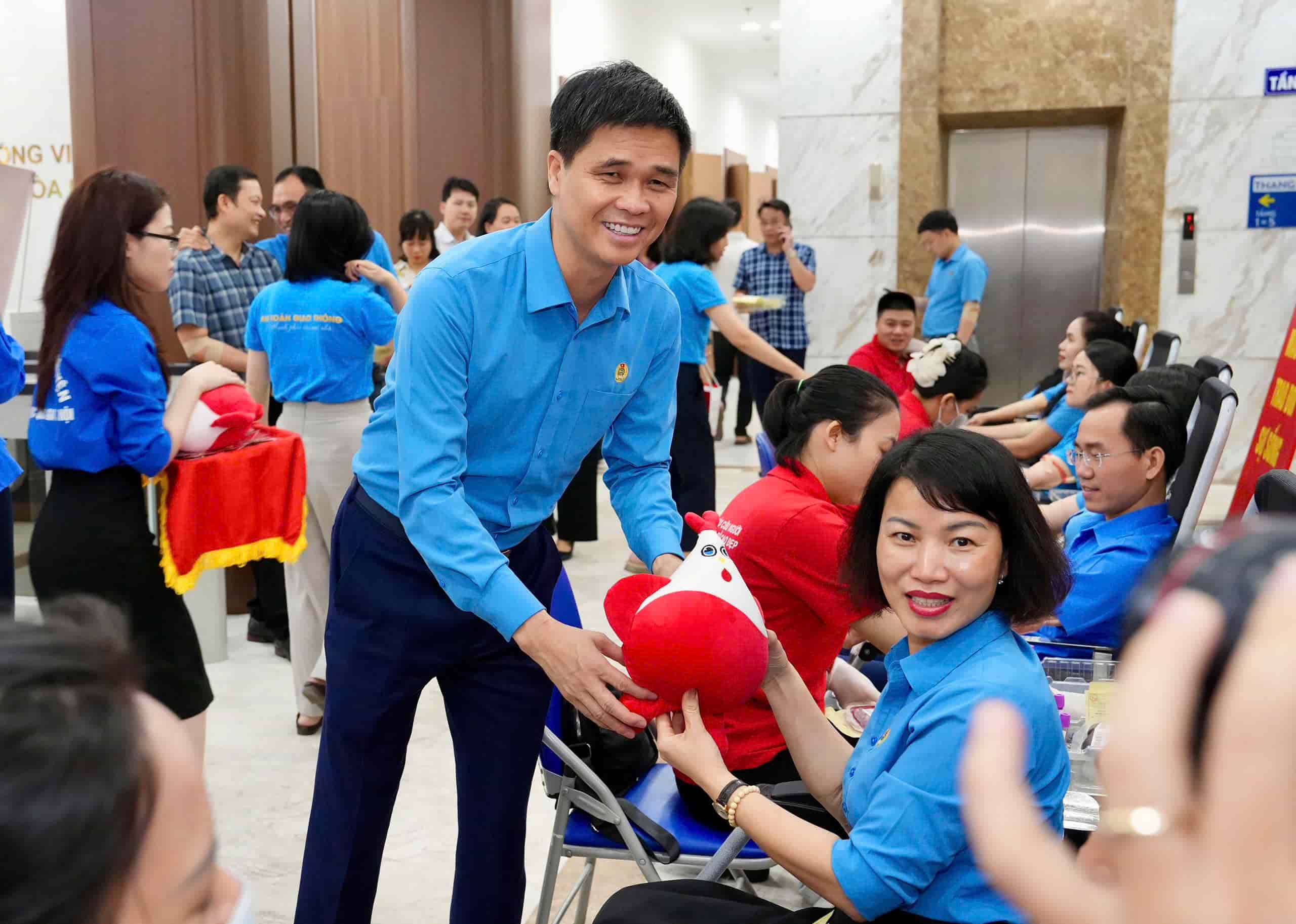 Mr. Ngo Duy Hieu - Vice President of the Vietnam General Confederation of Labor presents blood donation mascots to blood donors at the "Day for Workers' Health". Photo: Vuong Tuan.