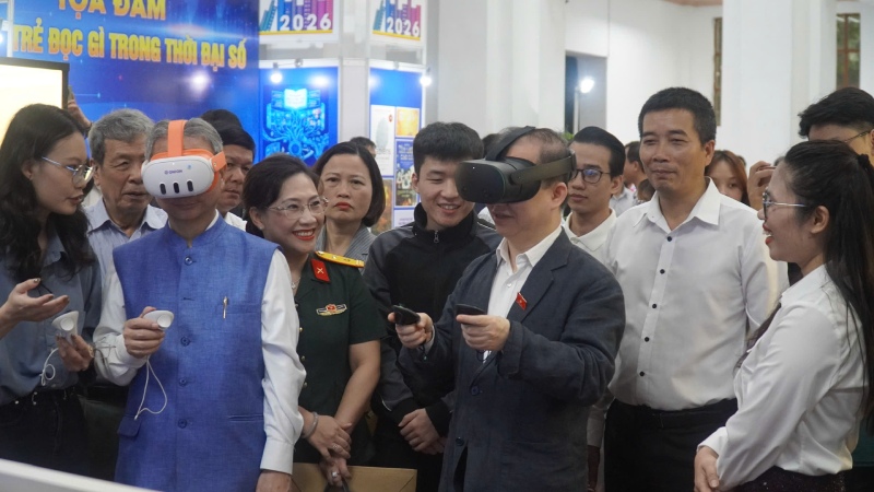 PGS.TS Bùi Hoài Sơn - Ủy viên chuyên trách Ủy ban Văn hóa và Xã hội của Quốc hội - trải nghiệm tại Triển lãm sách. Ảnh: Minh Chính