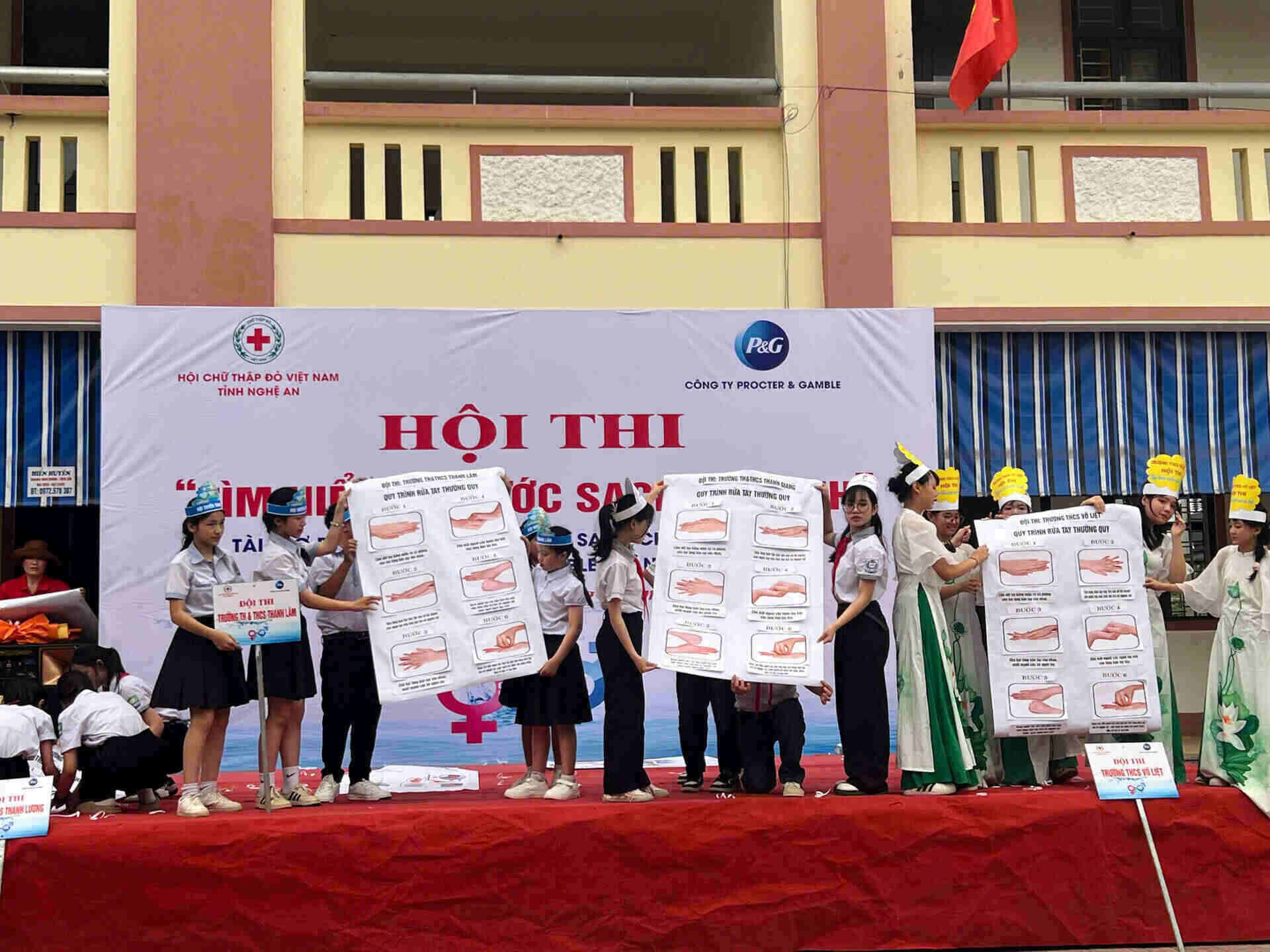 Học sinh tham gia phần thi tuyên truyền về nước sạch và vệ sinh tại hội thi. Ảnh: Quang Đại