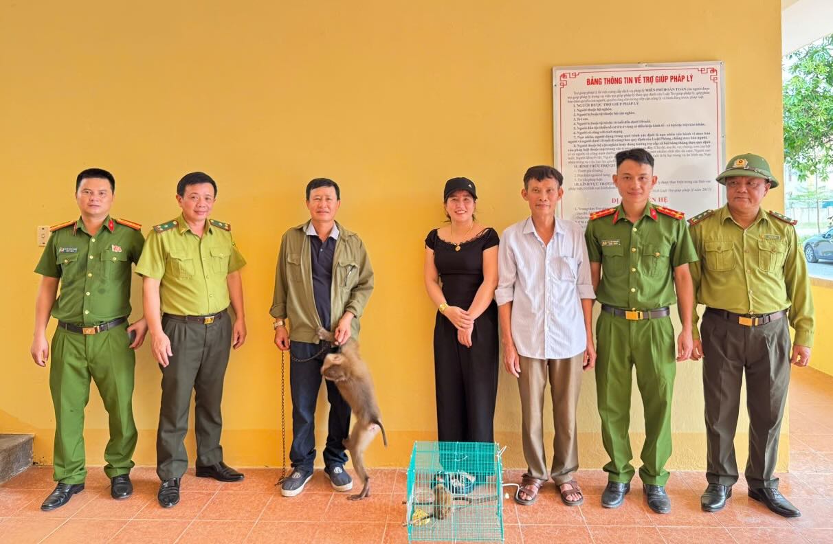 People hand over 2 rare animals to functional agencies. Photo: Truong Ninh Commune Police
