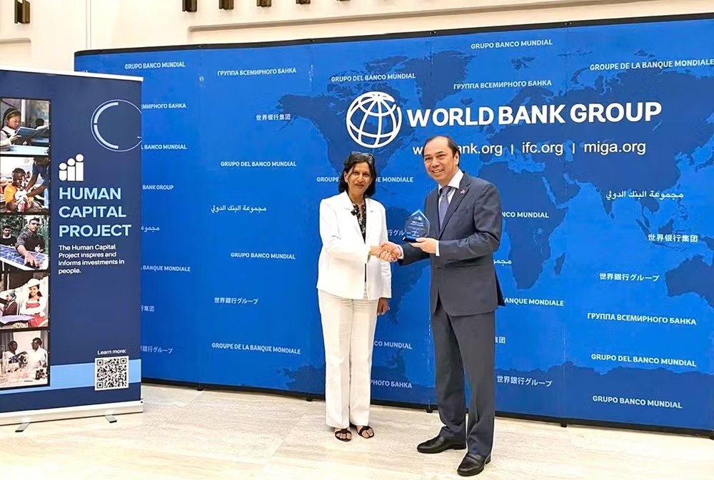 Bà Mamta Murthi, Phó Chủ tịch về nguồn lực con người của Nhóm Ngân  hàng Thế giới chụp ảnh lưu niệm cùng đại diện các nước nhận danh hiệu quốc gia có thành tích tốt nhất về Chỉ số Vốn con người mở rộng (HCI+). Ảnh: Vũ Khuê