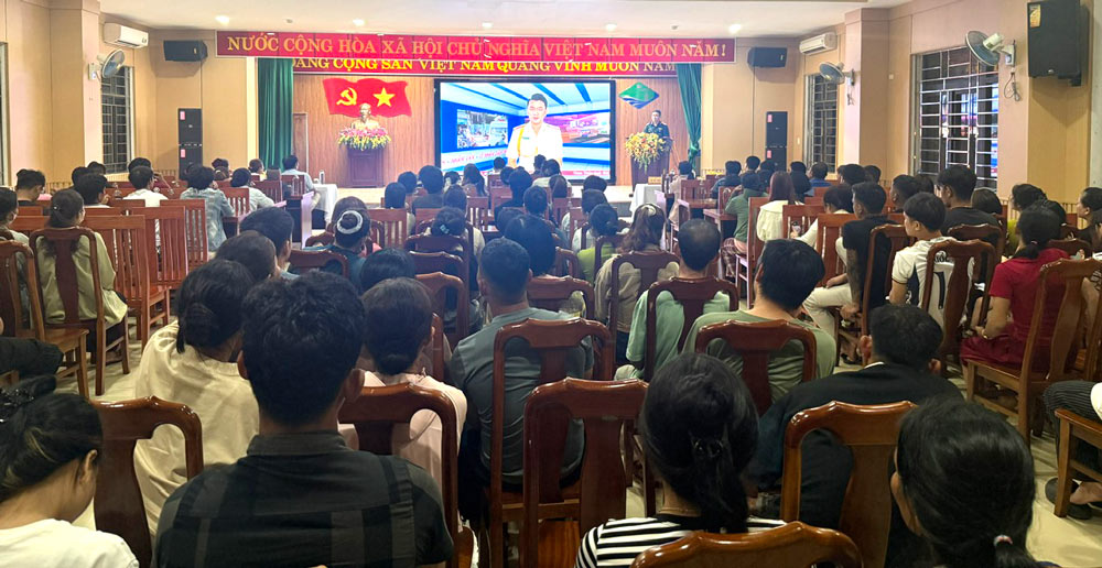 Son Tra Ward Trade Union, Da Nang organizes policy and legal advice for more than 200 union members and workers. Photo: Da Nang Trade Union