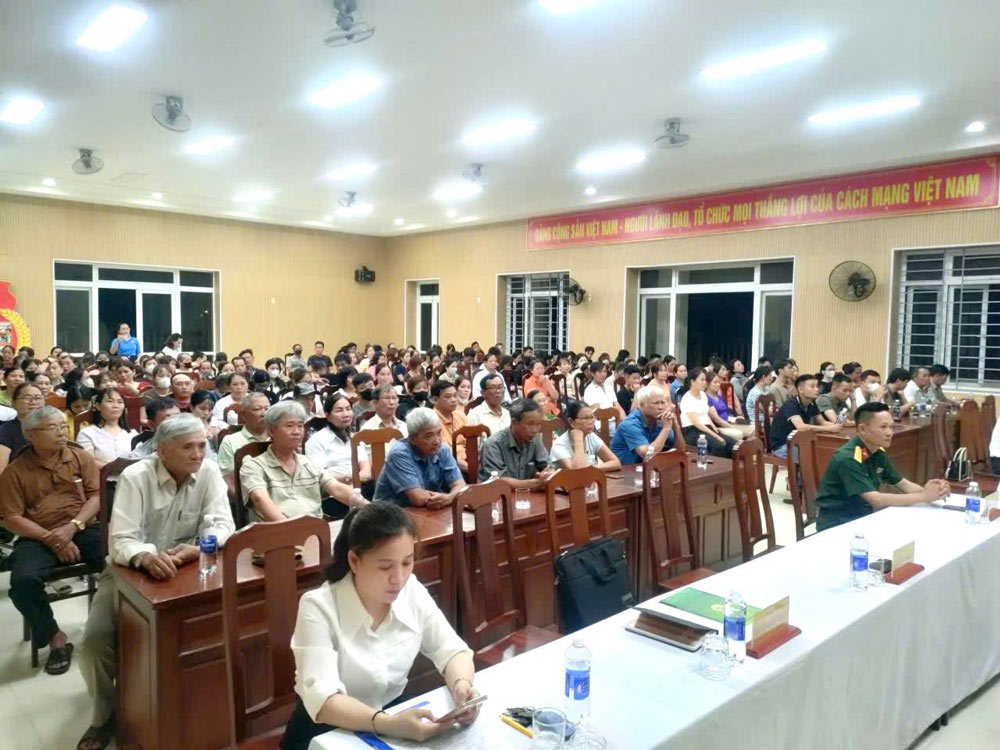 Da Nang City Labor Federation coordinates with Military Region 5 to propagate policies and laws to 24 self-managed worker groups in the boarding house area in Cam Le ward. Photo: Da Nang Trade Union