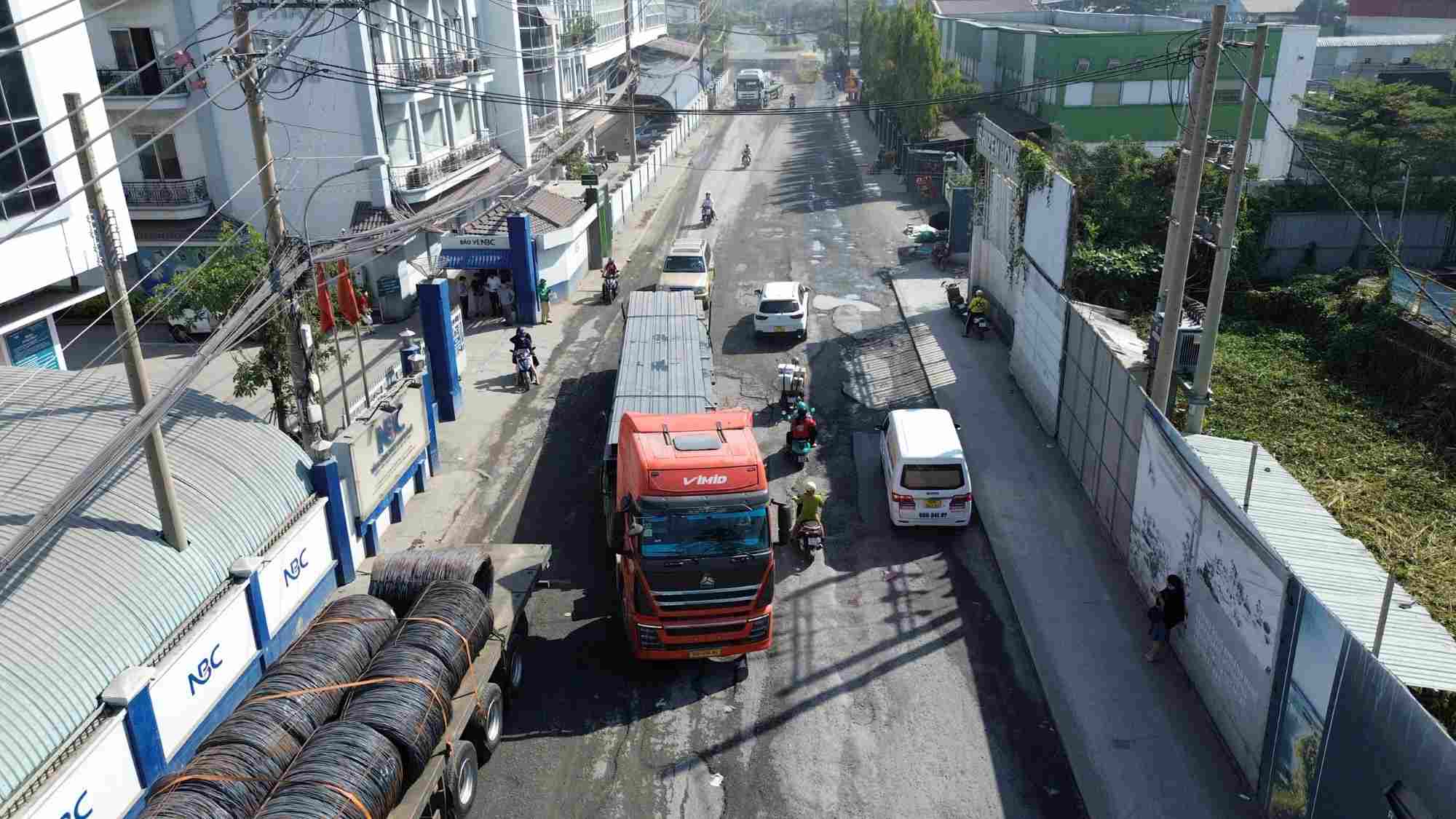 Ben Nghe Road leading to Tan Thuan port (HCMC) is damaged, affecting traffic.  Brother: Mr. Tu