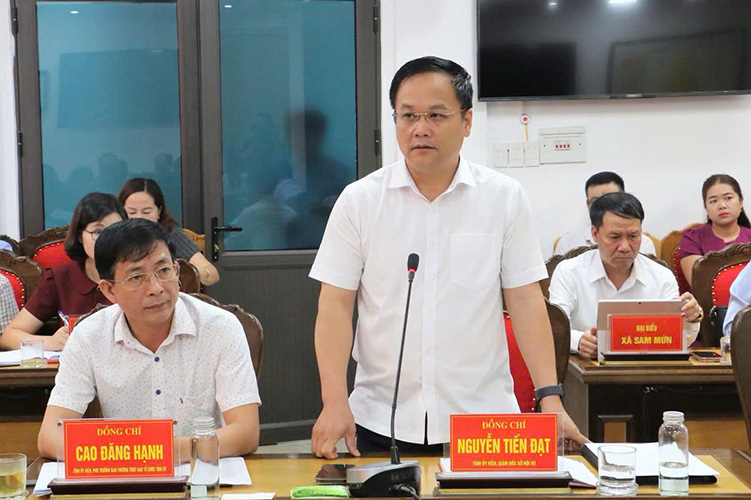 응우옌 띠엔 닷 디엔비엔성 내무부 국장이 공무원 및 공공기관 직원의 코뮌급 인민위원회 지원 파견 결과를 보고하고 있습니다. 사진: 꽝 닷