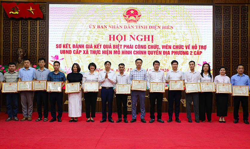 Lãnh đạo UBND tỉnh Điện Biên tặng Bằng khen cho các cá nhân có thành tích xuất sắc trong thời gian biệt phái về cấp xã. Ảnh: Quang Đạt