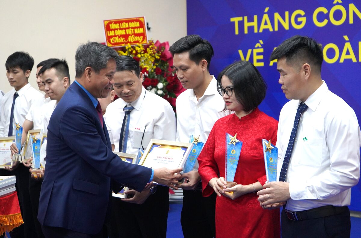 Vice President of the Vietnam General Confederation of Labor commends typical workers on the occasion of Workers' Month 2026. Photo: Mai Dung