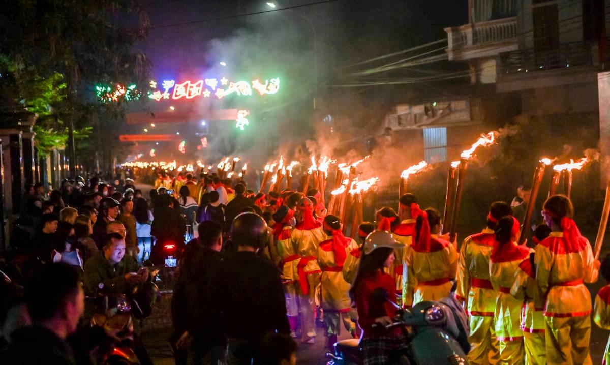 Activité de procession de la flamme au festival de Phu Day. Photo: Ha Vi