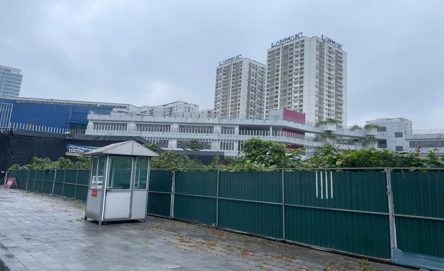 Grass grows lushly in the land of the high-rise housing project combined with a commercial center, office for rent and elementary school at 177 Trung Kinh. Photo: Hoai Anh