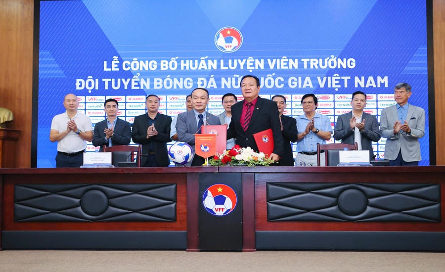 Coach Hoang Van Phuc becomes Head Coach of the Vietnamese Women's Football Team. Photo: VFF