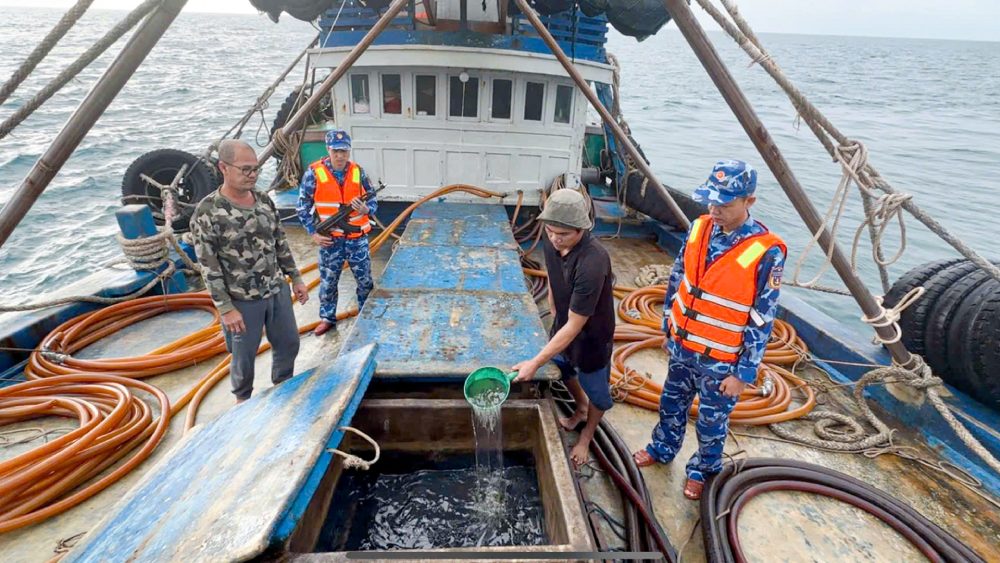 Bộ Tư lệnh Vùng Cảnh sát biển 4 bắt giữ tàu cá vận chuyển trái phép khoảng 100.000 lít dầu DO trên biển hồi tháng 1.2026. Ảnh: Đức Thái