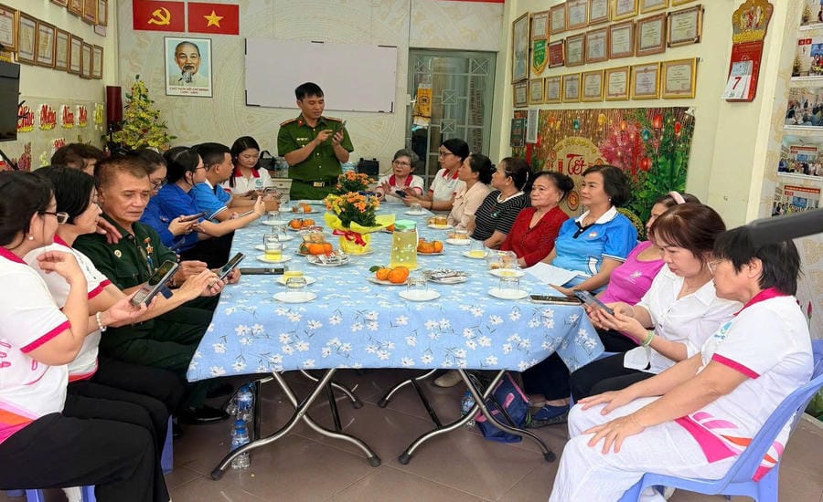 Ban Co Ward Police propagate SOS models to people. Photo: Ban Co Ward Police