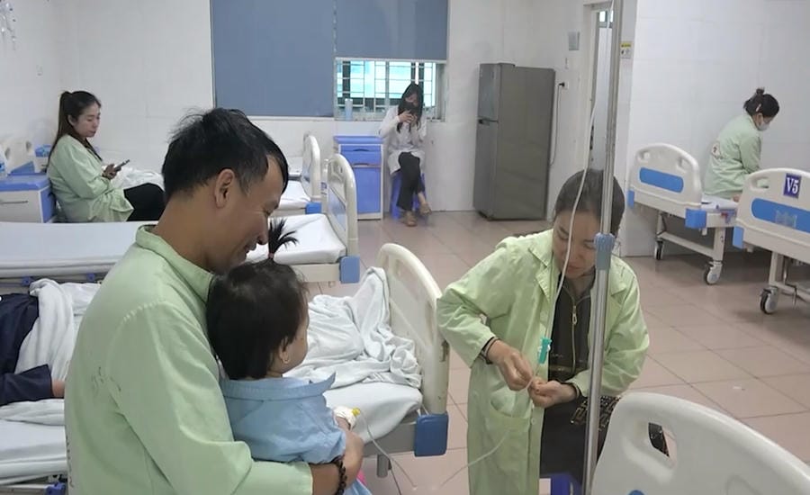 At the Department of Pediatrics, Thanh Nhan Hospital, the number of cases of hand, foot and mouth disease is on the rise. Many parents are worried that the EV71 virus strain may cause serious complications for pediatric patients. Photo: Hanh Thom