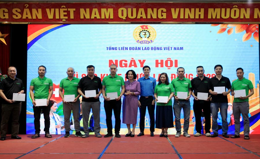 Vice President of the Vietnam General Confederation of Labour Ngo Duy Hieu presents health insurance cards to members of the Technology Drivers' Trade Union at the "Day for Workers' Health". Photo: Minh Linh