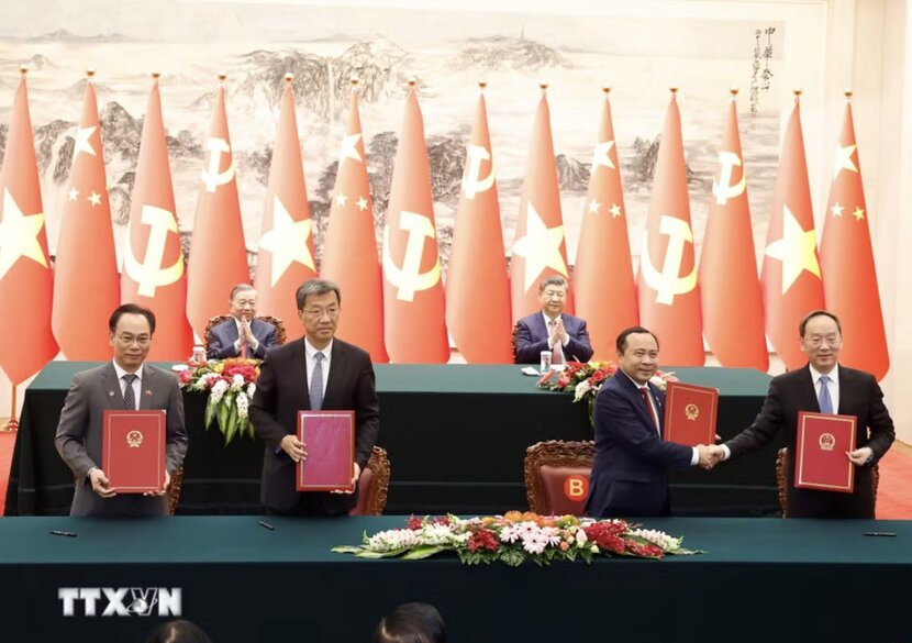 Lễ ký Bản Ghi nhớ về hợp tác giáo dục nghề nghiệp giữa Bộ Giáo dục và Đào tạo Việt Nam với Bộ Giáo dục Trung Quốc và ký Bản ghi nhớ về hợp tác trong lĩnh vực công nghệ số giữa Bộ Khoa học và Công nghệ Việt Nam với Bộ Công nghiệp và Công nghệ thông tin Trung Quốc. Ảnh: TTXVN