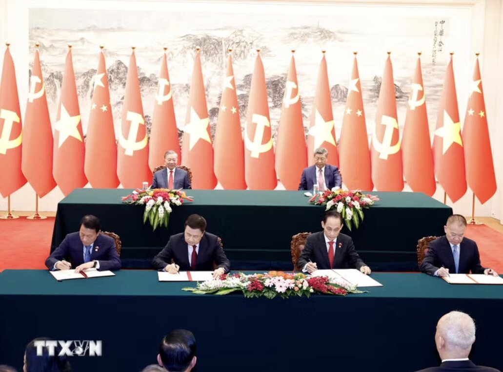 Vietnamese Minister of Public Security Liang Sanguang and Chinese Minister of Public Security Wang Xiaohong signed a Protocol on establishing, managing and operating the Minister-level hotline between the two Ministries; Vietnamese Minister of Foreign Affairs Le Hoai Trung and Head of the Central Committee for Foreign Affairs Liaison of the Communist Party of China Liu Haixing signed 2 documents: Cooperation Plan between the two Parties for the period 2026-2030 and Cooperation Agreement between the Ministries of Foreign Affairs of the two countries. Photo: VNA